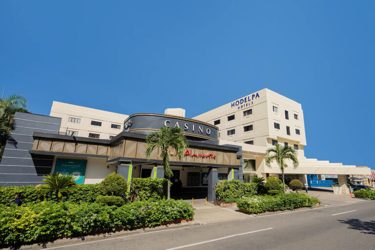 front view hotel santiago gran almirante hodelpa 768x512